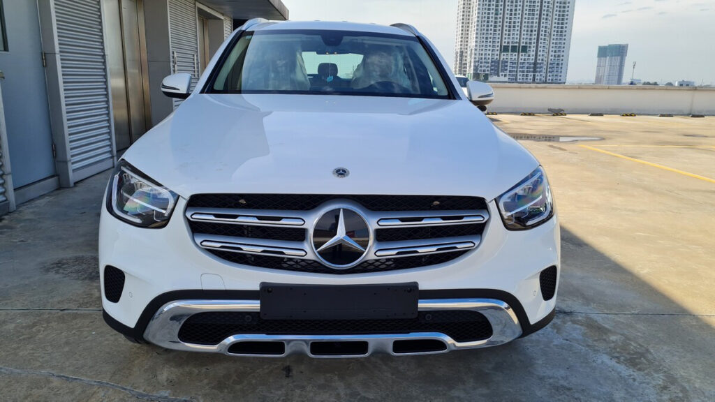 Phần đầu xe Mercedes GLC 200 mang đến sự mạnh mẽ, cứng cáp 