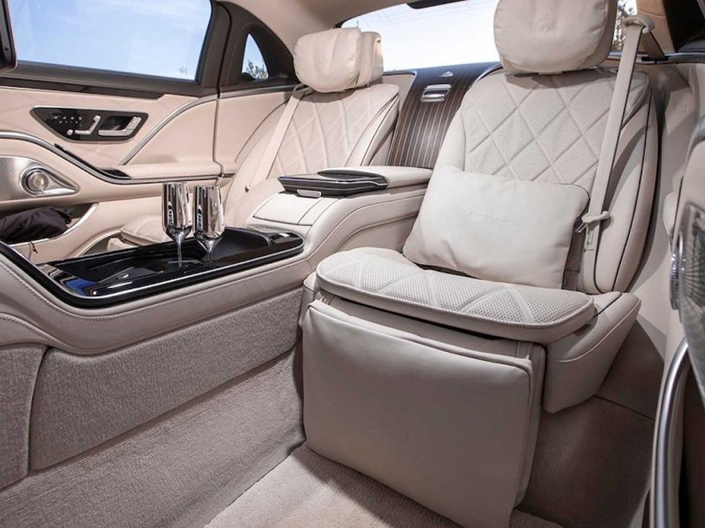 Tủ lạnh mini và hộc đựng ly trên xe Maybach S680